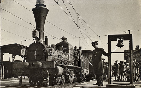 Postkarte schwarz-weiss mit einer Replika der Spanisch-Brötli-Bahn, der ersten Eisenbahn in der Schweiz, zum hundertjährigen Bahnjubiläum im Jahr 1947.